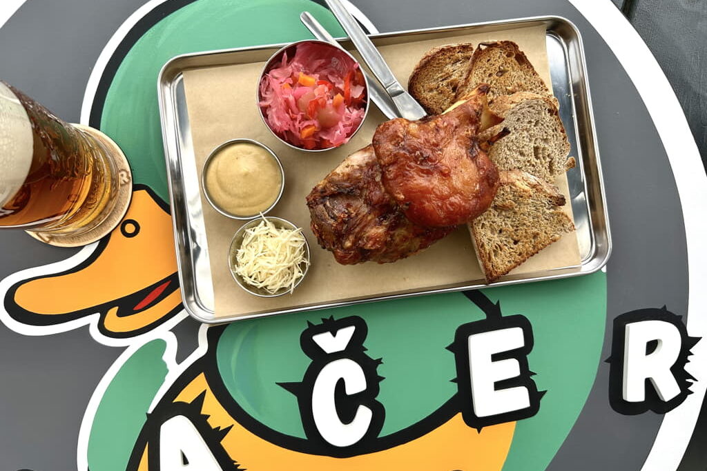 Bistro Kačer – teplá jídla a občerstvení v Autokempu Kačer